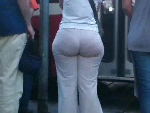 Bruneta cu sâni film ...