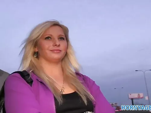 Blonda în vârstă est ...