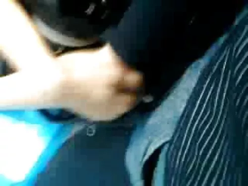 Bruneta se dă cu o p ...