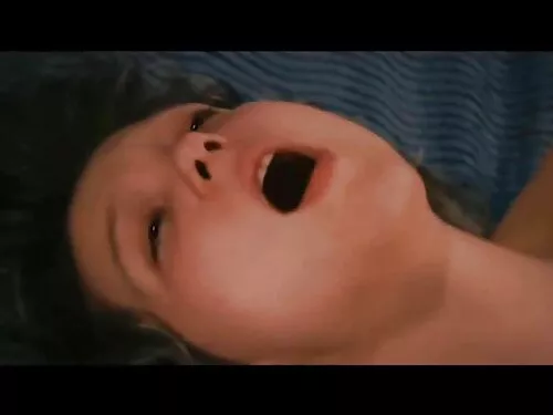 Mama goală face o mu ...